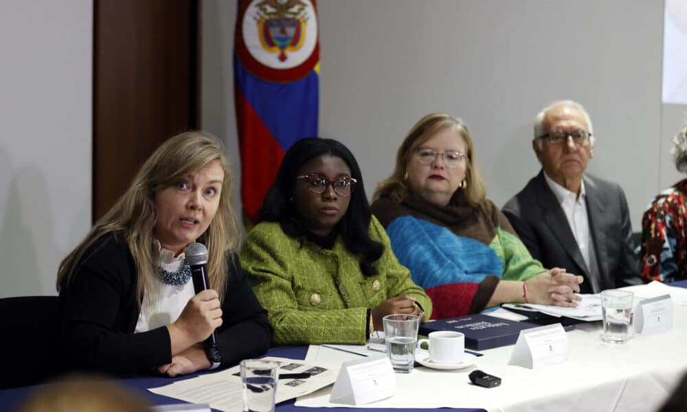 La representante adjunta de Unicef en Colombia, Anna Azaryeva Valente (i); la viceministra de Asuntos Multilaterales, Kandya Gisella Obezo (2i); la directora del Instituto Colombiano de Bienestar Familiar (ICBF), Astrid Cáceres (2d); y el ministro de Salud de Colombia, Guillermo Alfonso Jaramillo (d), hablan durante una rueda de prensa este jueves, en Bogotá (Colombia). EFE/Mauricio Dueñas Castañeda