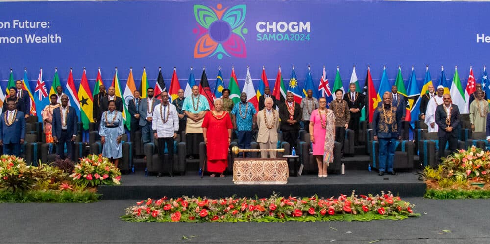 El rey Carlos III (c) posa para la foto de familia durante la inauguración de la cumbre de la Commonwealth este viernes en Apia, Samoa donde ha reconocido que ciertos "aspectos dolorosos" del pasado siguen resonando en las relaciones entre el Reino Unido y el resto de los países miembros de la Mancomunidad Británica de Naciones (Commonwealth), en una alusión velada al capítulo histórico de la esclavitud y el pasado colonial británico. EFE/ Commonwealth / SOLO USO EDITORIAL/SOLO DISPONIBLE PARA ILUSTRAR LA NOTICIA QUE ACOMPAÑA (CRÉDITO OBLIGATORIO)