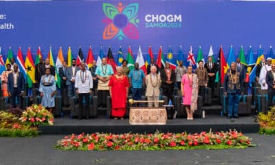 El rey Carlos III (c) posa para la foto de familia durante la inauguración de la cumbre de la Commonwealth este viernes en Apia, Samoa donde ha reconocido que ciertos "aspectos dolorosos" del pasado siguen resonando en las relaciones entre el Reino Unido y el resto de los países miembros de la Mancomunidad Británica de Naciones (Commonwealth), en una alusión velada al capítulo histórico de la esclavitud y el pasado colonial británico. EFE/ Commonwealth / SOLO USO EDITORIAL/SOLO DISPONIBLE PARA ILUSTRAR LA NOTICIA QUE ACOMPAÑA (CRÉDITO OBLIGATORIO)