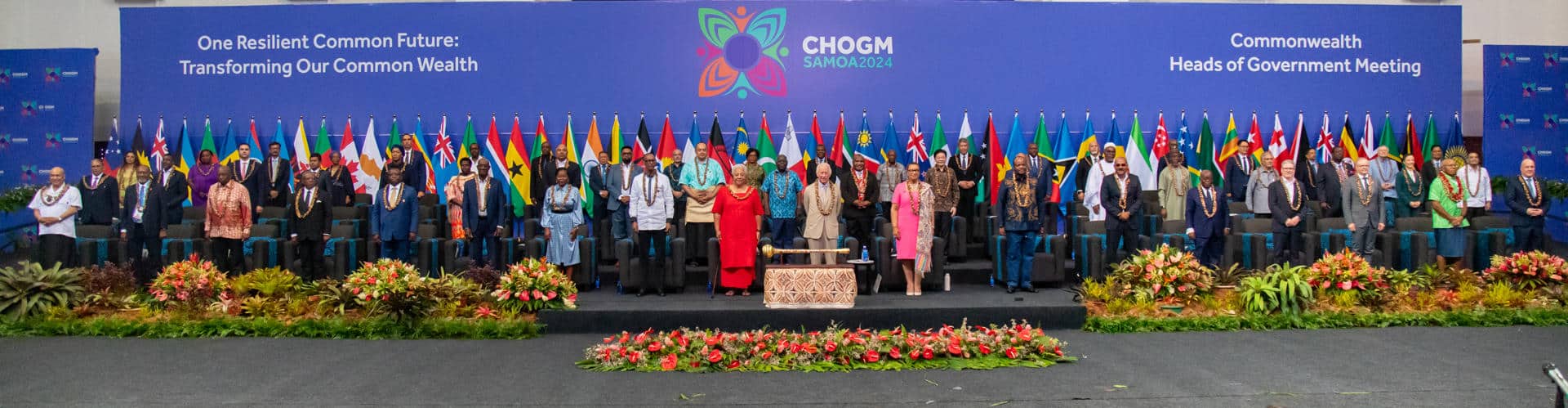 El rey Carlos III (c) posa para la foto de familia durante la inauguración de la cumbre de la Commonwealth este viernes en Apia, Samoa donde ha reconocido que ciertos "aspectos dolorosos" del pasado siguen resonando en las relaciones entre el Reino Unido y el resto de los países miembros de la Mancomunidad Británica de Naciones (Commonwealth), en una alusión velada al capítulo histórico de la esclavitud y el pasado colonial británico. EFE/ Commonwealth / SOLO USO EDITORIAL/SOLO DISPONIBLE PARA ILUSTRAR LA NOTICIA QUE ACOMPAÑA (CRÉDITO OBLIGATORIO)