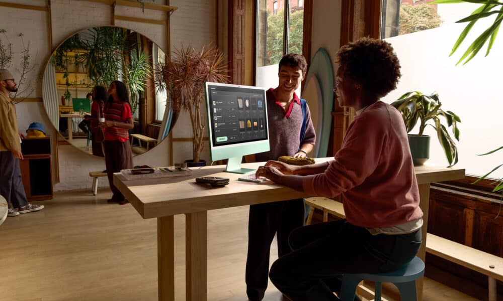 Fotografía sin fecha cedida por Apple donde se ve a una mujer trabajando en el nuevo iMac con un chip M4 en una oficina. EFE/Apple