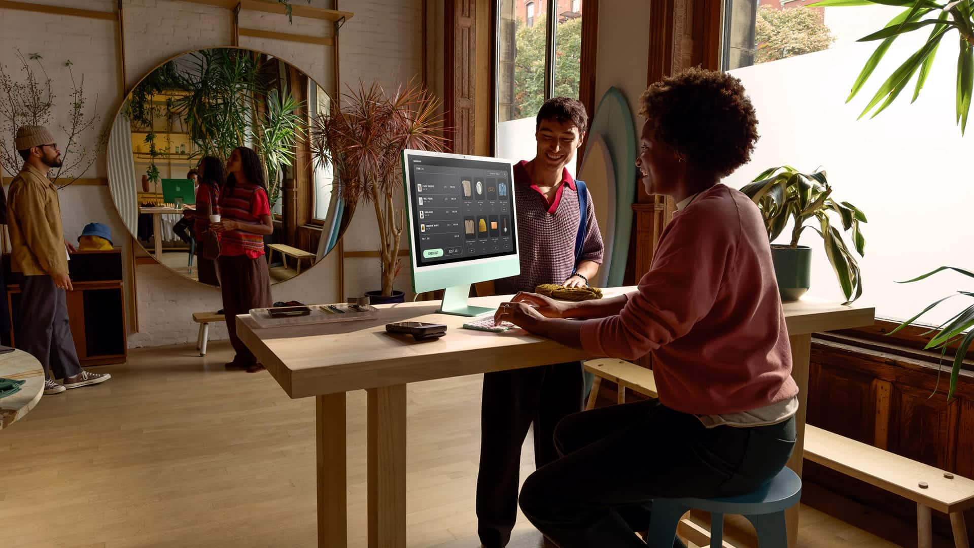 Fotografía sin fecha cedida por Apple donde se ve a una mujer trabajando en el nuevo iMac con un chip M4 en una oficina. EFE/Apple