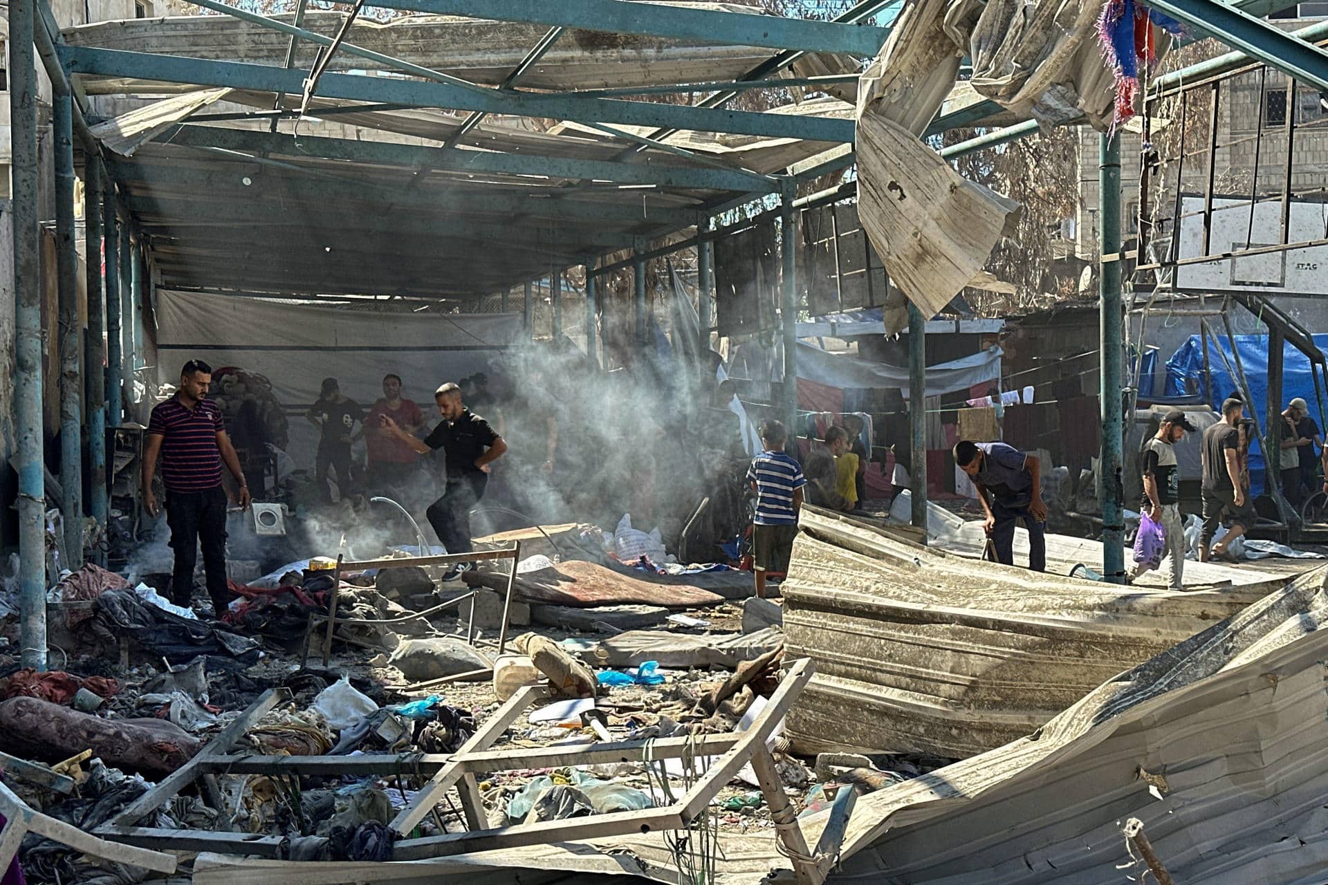 Foto de archivo de los alrededores de la escuela de la UNRWA en el campo de refugiados de Al Nuseirat tras un ataque israelí. EFE/ Str