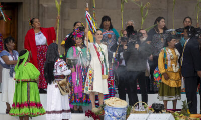 La presidenta de México, Claudia Sheinbaum, participa en la ceremonia de entrega del Bastón de Mando, por parte de los representantes de los pueblos indígenas, este martes en Ciudad de México (México). EFE/Sáshenka Gutiérrez