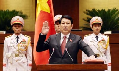 Fotografía proporcionada por la Agencia de Noticias de Vietnam muestra al recién elegido presidente de Vietnam, Luong Cuong (C), prestando juramento durante la octava sesión del 15º mandato de la Asamblea Nacional, en Hanoi, Vietnam, el 21 de octubre de 2024.EFE/EPA/Vietnam News Agency