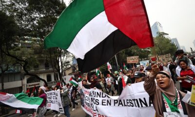 Activistas mexicanos a favor de Palestina participan en una manifestación por el primer aniversario de la guerra en la Franja de Gaza, este sábado, en Ciudad de México (México). EFE/Sáshenka Gutiérrez