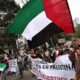 Activistas mexicanos a favor de Palestina participan en una manifestación por el primer aniversario de la guerra en la Franja de Gaza, este sábado, en Ciudad de México (México). EFE/Sáshenka Gutiérrez