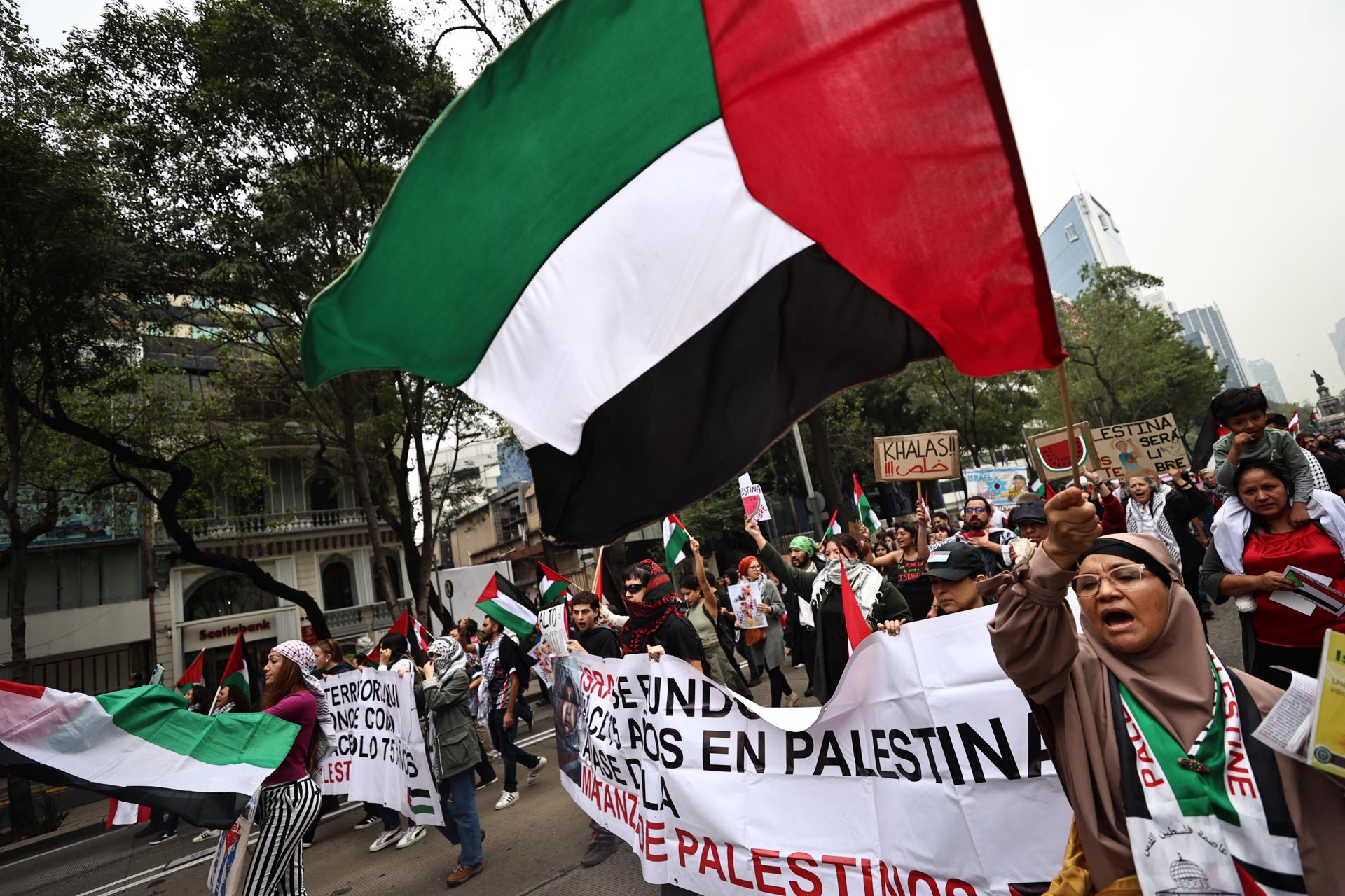 Activistas mexicanos a favor de Palestina participan en una manifestación por el primer aniversario de la guerra en la Franja de Gaza, este sábado, en Ciudad de México (México). EFE/Sáshenka Gutiérrez