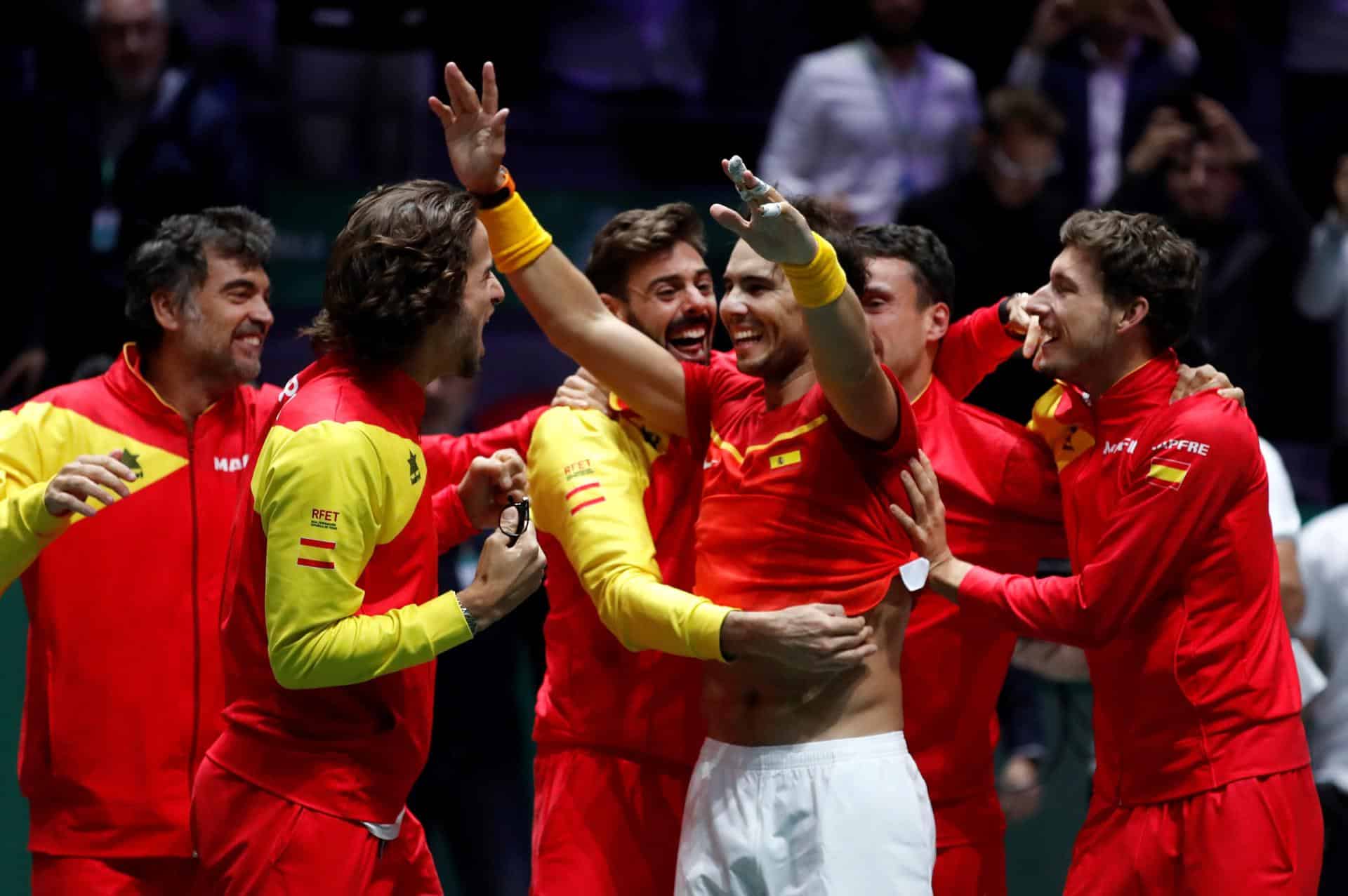 Los jugadores del equipo español celebran su victoria en la final de la Copa Davis del 2019.EFE / Juanjo Martín.