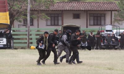 Policías bolivianos que participaron en un operativo de desbloqueo de carreteras cargan a un agente herido tras aterrizar este martes en la localidad de Samaipata (Bolivia). EFE/ Juan Carlos Torrejón