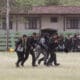 Policías bolivianos que participaron en un operativo de desbloqueo de carreteras cargan a un agente herido tras aterrizar este martes en la localidad de Samaipata (Bolivia). EFE/ Juan Carlos Torrejón