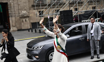 La presidenta de México, Claudia Sheinbaum, saluda a simpatizantes a su llegada a Palacio nacional, este martes en la Ciudad de México (México).  EFE/Sáshenka Gutiérrez