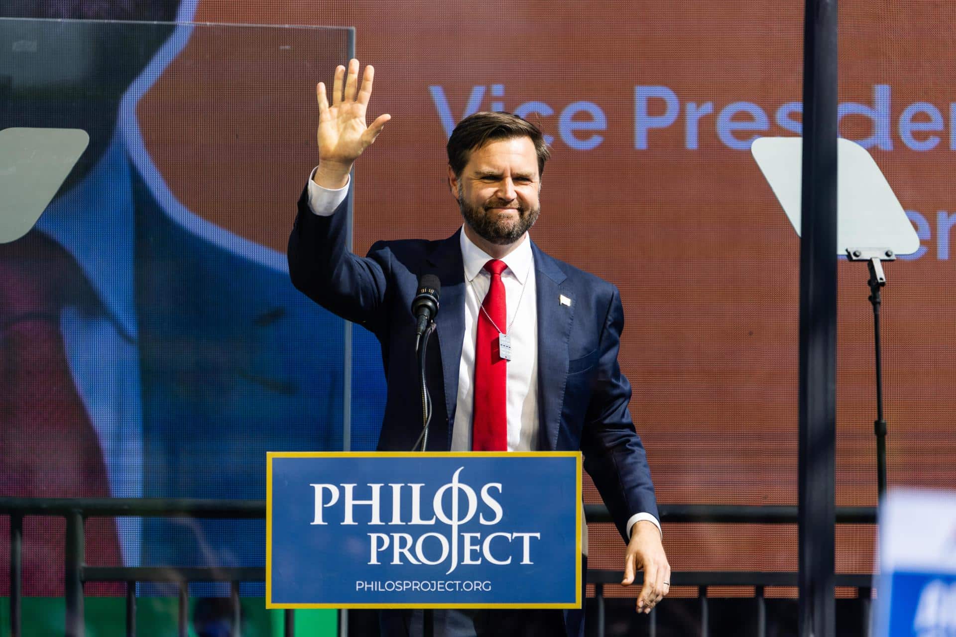 El candidato republicano a la vicepresidencia de EE.UU., JD Vance, habla en un evento patrocinado por organizaciones cristianas en el National Mall, llamado 'Recordando el 7 de octubre: De pie con Israel', en Washington. EFE/EPA/Jim Lo Scalzo