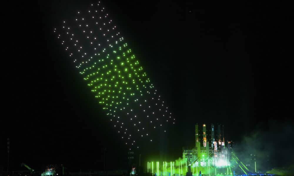 Fotografía de un momento del espectáculo inaugural de la Copa América de Vela 2024 este jueves, en Barcelona. Una constelación formada por un millar de drones y un recital de cultura catalana repleto de artistas locales han dado este jueves la bienvenida, ante la expectación de varios miles de asistentes, a la final de la Copa del América de Vela 2024 en la playa del Bogatell de Barcelona. EFE/Enric Fontcuberta