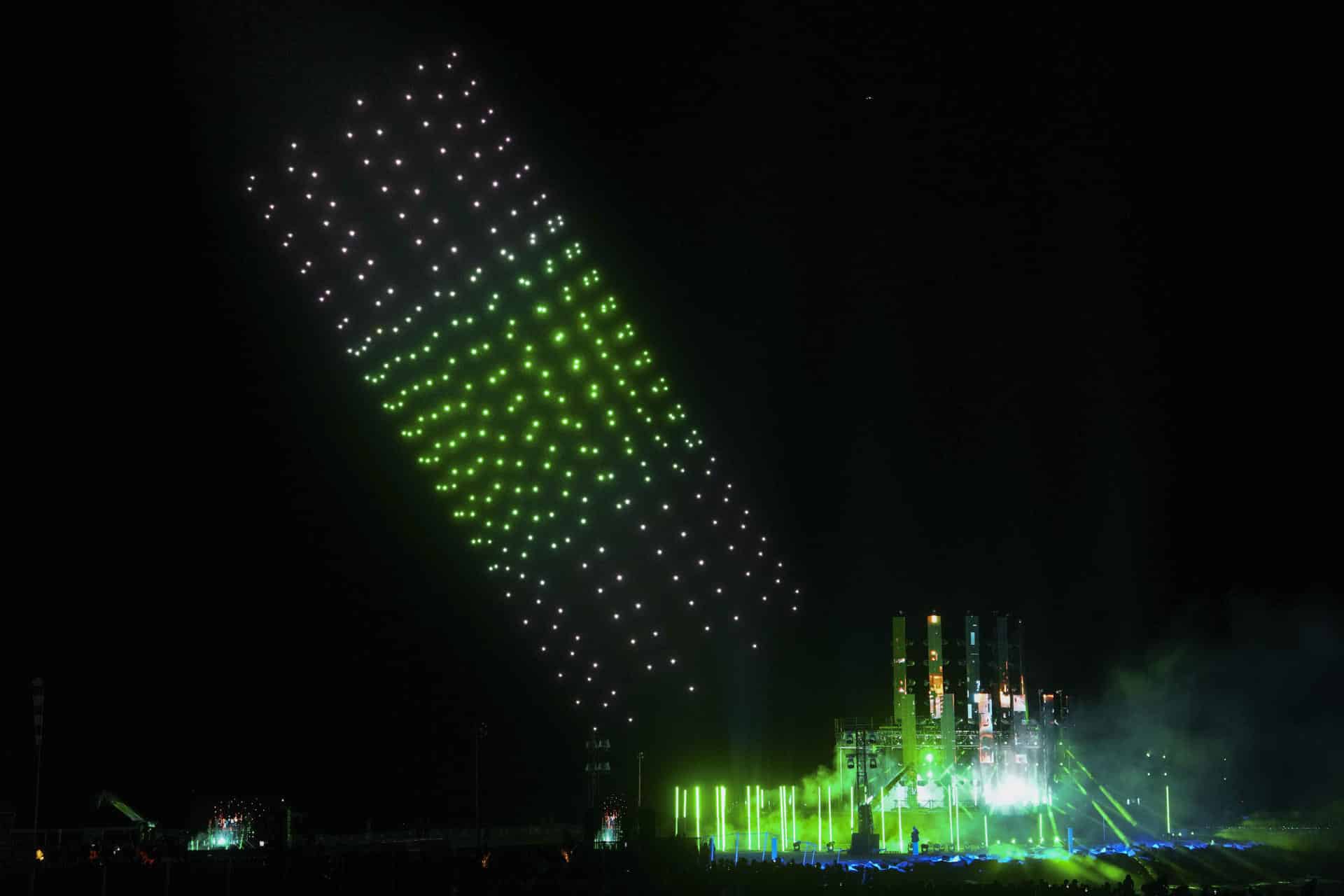 Fotografía de un momento del espectáculo inaugural de la Copa América de Vela 2024 este jueves, en Barcelona. Una constelación formada por un millar de drones y un recital de cultura catalana repleto de artistas locales han dado este jueves la bienvenida, ante la expectación de varios miles de asistentes, a la final de la Copa del América de Vela 2024 en la playa del Bogatell de Barcelona. EFE/Enric Fontcuberta