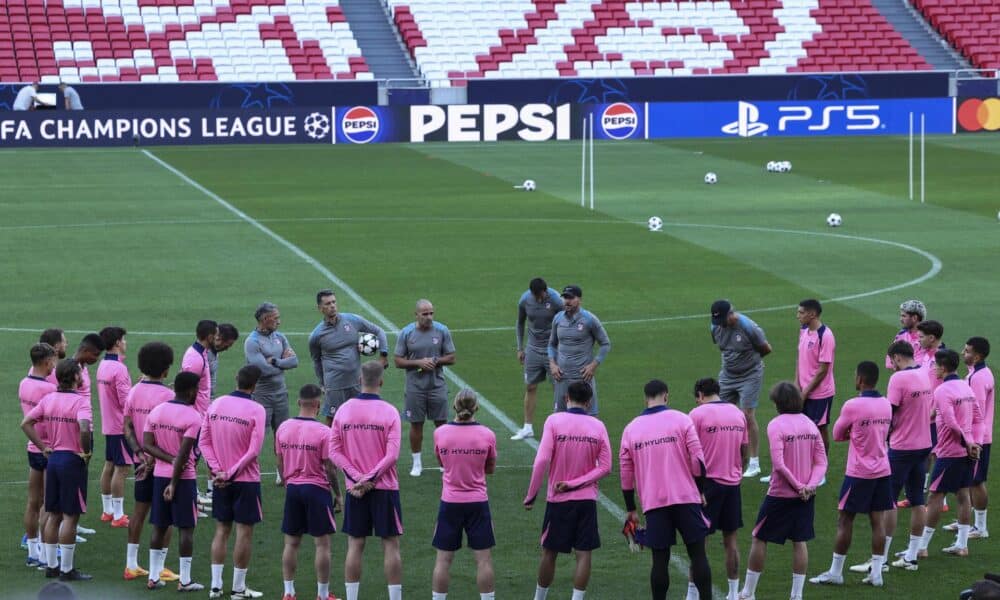 Simeone y los jugadores, antes del entrenamiento en el estadio de la Luz de Lisboa. EFE/EPA/MIGUEL A. LOPES