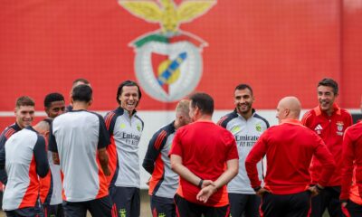 Simeone y los jugadores, antes del entrenamiento en el estadio de la Luz de Lisboa. EFE/EPA/MIGUEL A. LOPES