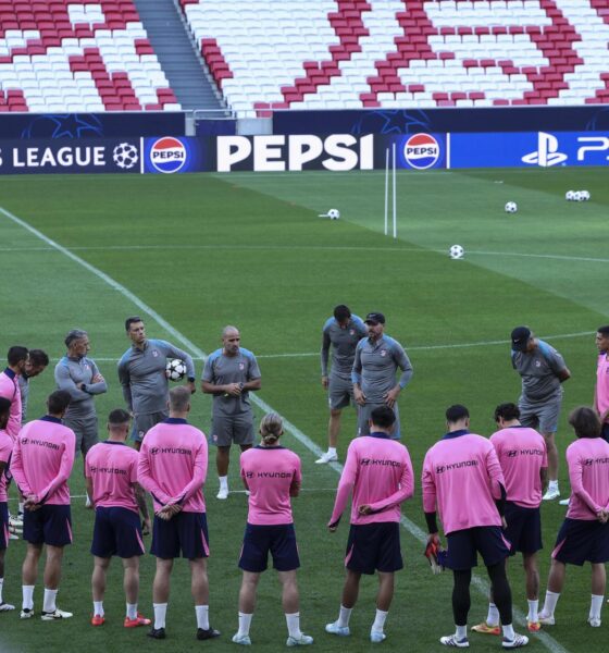 Simeone y los jugadores, antes del entrenamiento en el estadio de la Luz de Lisboa. EFE/EPA/MIGUEL A. LOPES