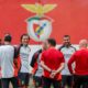 Bruno Lage conversa con sus jugadores en el entrenamiento de este martes del Benfica. EFE/EPA/JOSE SENA GOULAO