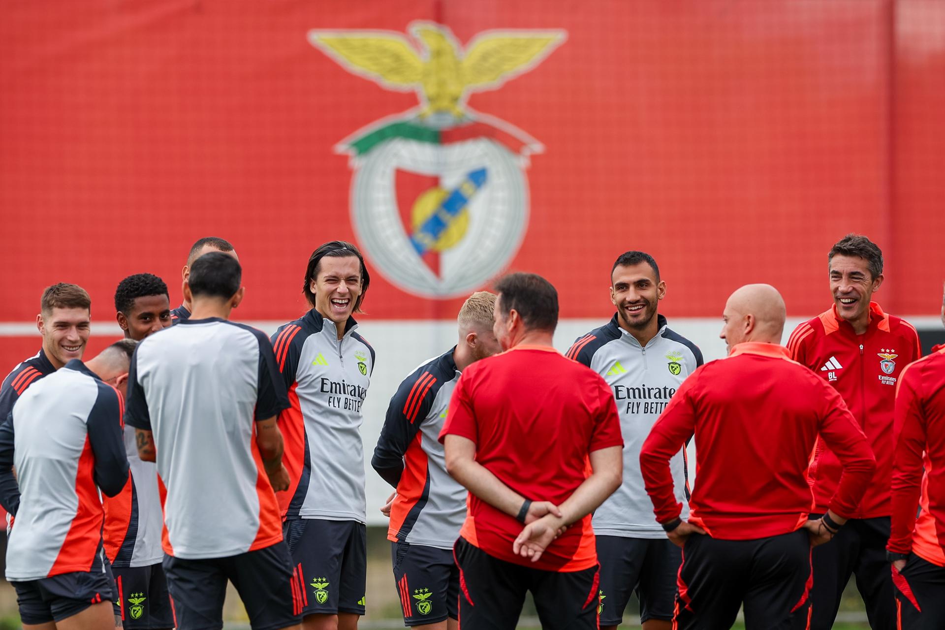 Bruno Lage conversa con sus jugadores en el entrenamiento de este martes del Benfica. EFE/EPA/JOSE SENA GOULAO