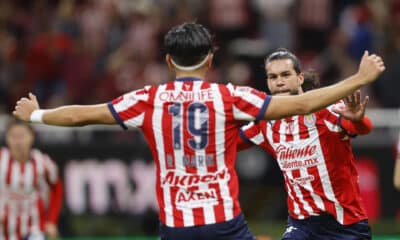 Cade Cowell (d) del Guadalajara celebra un gol ante Necaxa este martes durante un partido de la jornada 13 del torneo apertura 2024 de la liga del fútbol mexicano disputado en el Estadio Akron en la ciudad de Guadalajara, Jalisco (México). EFE/ Francisco Guasco