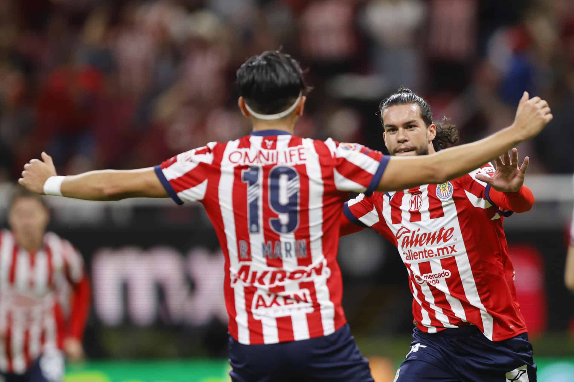 Cade Cowell (d) del Guadalajara celebra un gol ante Necaxa este martes durante un partido de la jornada 13 del torneo apertura 2024 de la liga del fútbol mexicano disputado en el Estadio Akron en la ciudad de Guadalajara, Jalisco (México). EFE/ Francisco Guasco