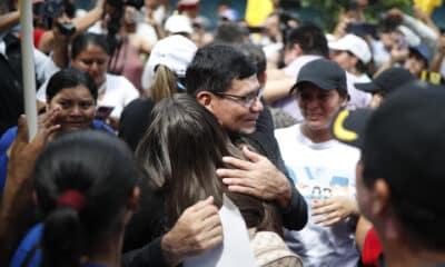 Fidel Recinos saluda luego de salir de una audiencia este viernes, en Sensuntepeque (El Salvador). Una corte penal de El Salvador dictó este viernes el "sobreseimiento definitivo" de la causa penal contra cinco líderes comunitarios y ambientalistas acusados de asesinar a una mujer en 1989, en el contexto de la guerra civil (1980-1992), aunque activistas habían alertado de posibles irregularidades y la politización del caso. EFE/ Rodrigo Sura