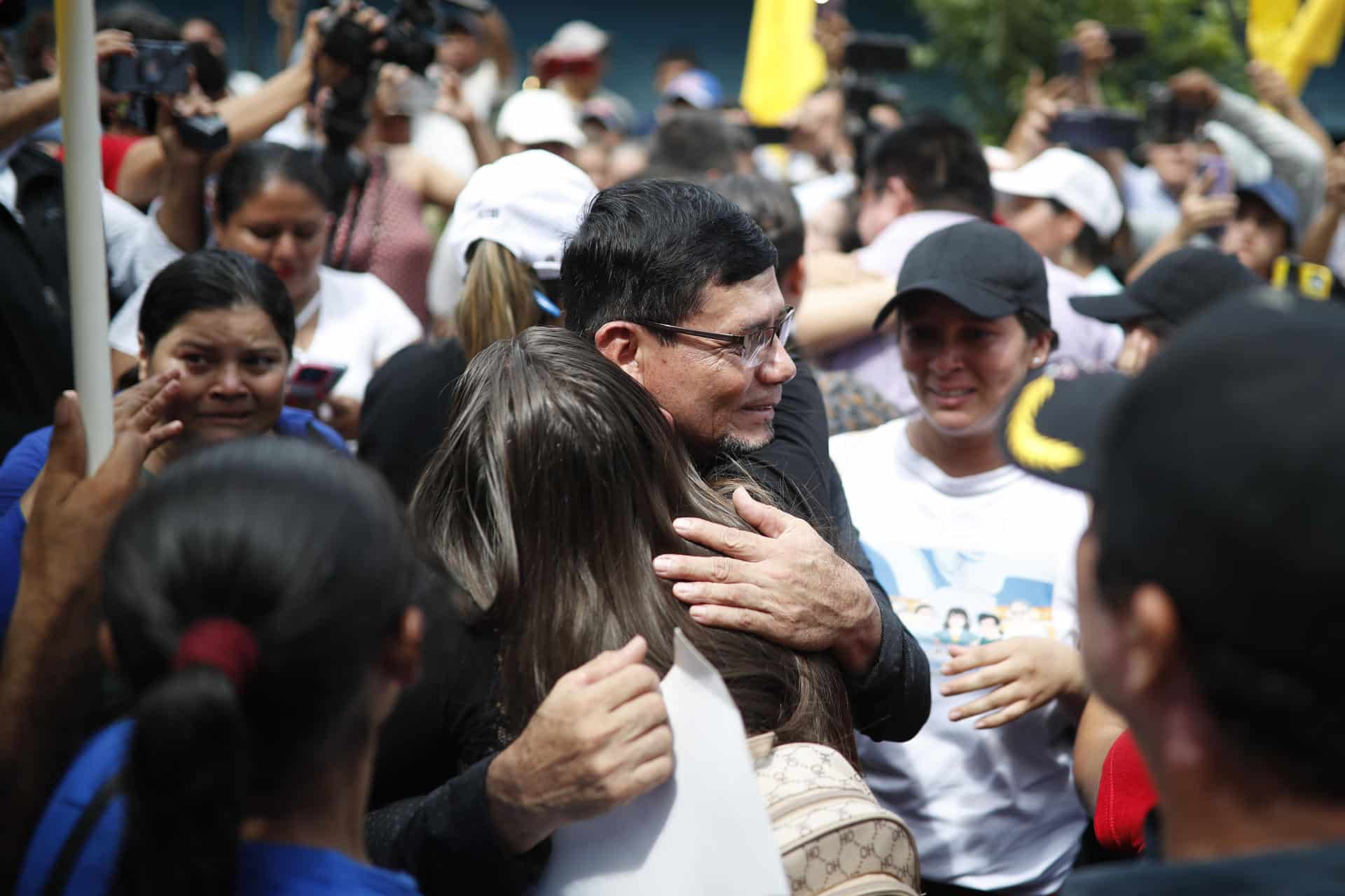 Fidel Recinos saluda luego de salir de una audiencia este viernes, en Sensuntepeque (El Salvador). Una corte penal de El Salvador dictó este viernes el "sobreseimiento definitivo" de la causa penal contra cinco líderes comunitarios y ambientalistas acusados de asesinar a una mujer en 1989, en el contexto de la guerra civil (1980-1992), aunque activistas habían alertado de posibles irregularidades y la politización del caso. EFE/ Rodrigo Sura