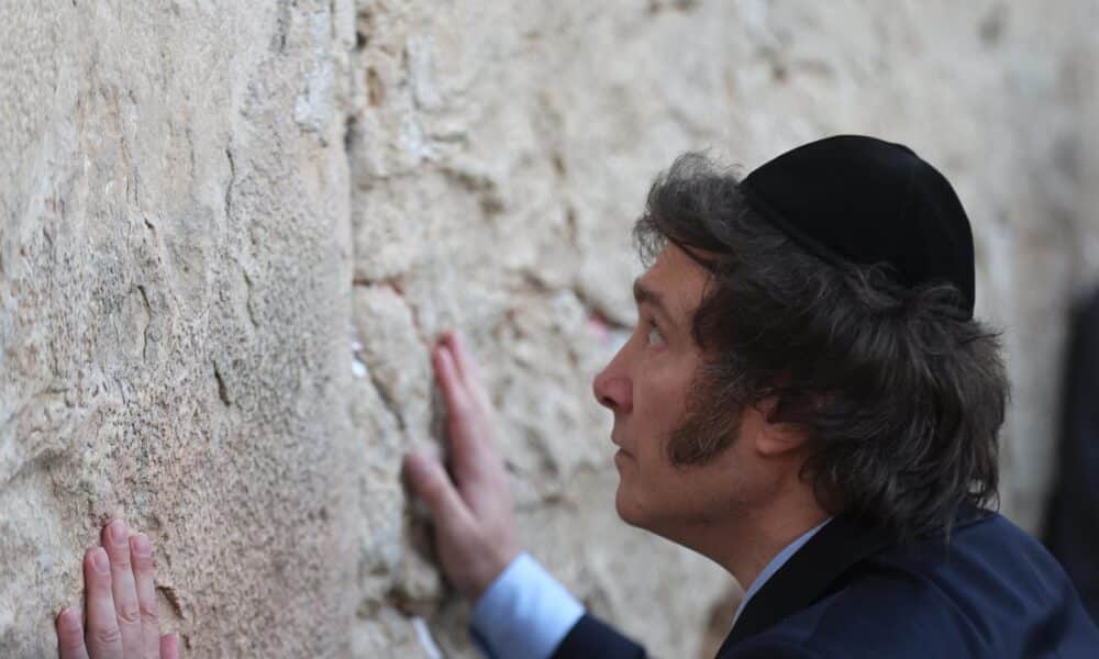 Fotografía de archivo del presidente argentino Javier Milei mientras reza en el Muro de las Lamentaciones, Jerusalén, Israel, 6 de febrero de 2024. EFE/EPA/Atef Safadi