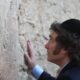 Fotografía de archivo del presidente argentino Javier Milei mientras reza en el Muro de las Lamentaciones, Jerusalén, Israel, 6 de febrero de 2024. EFE/EPA/Atef Safadi