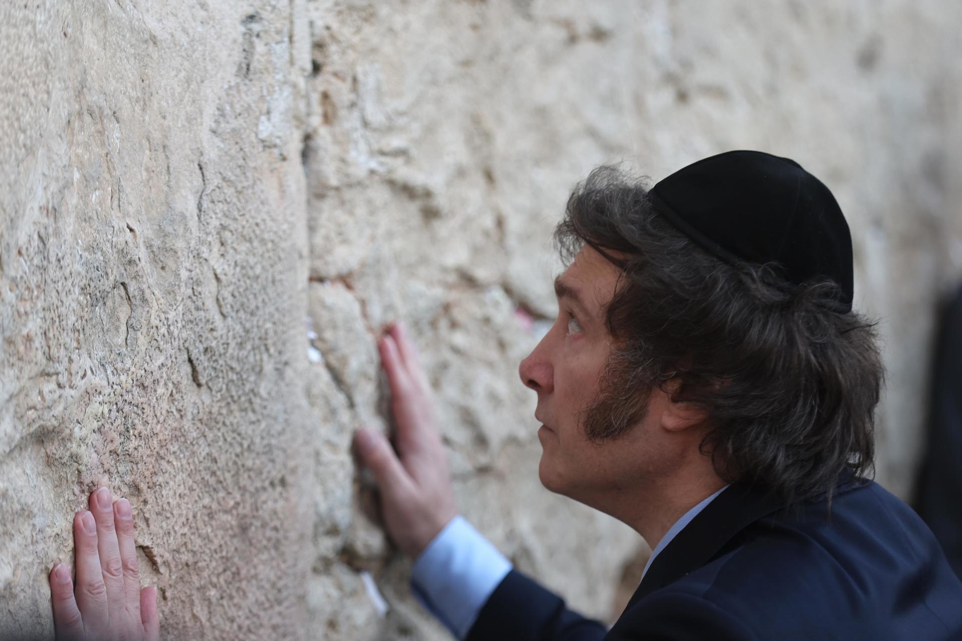 Fotografía de archivo del presidente argentino Javier Milei mientras reza en el Muro de las Lamentaciones, Jerusalén, Israel, 6 de febrero de 2024. EFE/EPA/Atef Safadi