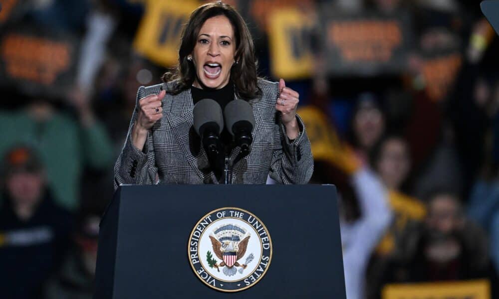 La vicepresidenta estadounidense y candidata presidencial demócrata, Kamala Harris, se dirige a la multitud en su mitin de campaña en Burns Park en Ann Arbor, Michigan, EE.UU., el 28 de octubre de 2024. EFE/LON HORWEDEL