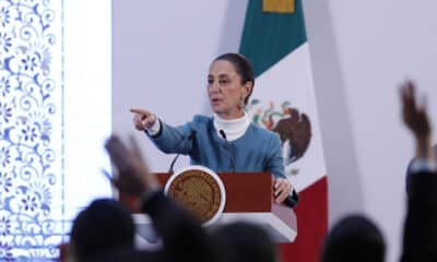 La presidenta de México, Claudia Sheinbaum, habla este miércoles durante una rueda de prensa en Palacio Nacional, de la Ciudad de México (México).  EFE/ Mario Guzmán