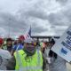 Estibadores protestan este martes en un muelle de Port Elizabeth, en Nueva Jersey (Estados Unidos). EFE/ Alicia Sánchez