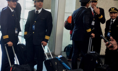 Imagen de archivo de un grupo de pilotos de la aerolínea Aeroméxico en el aeropuerto Internacional en la Ciudad de México, (México). EFE/STR