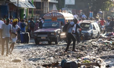 Foto de archivo de vehículos y personas transitando por una calle en Puerto Príncipe (Haití). EFE/ Mentor David Lorens