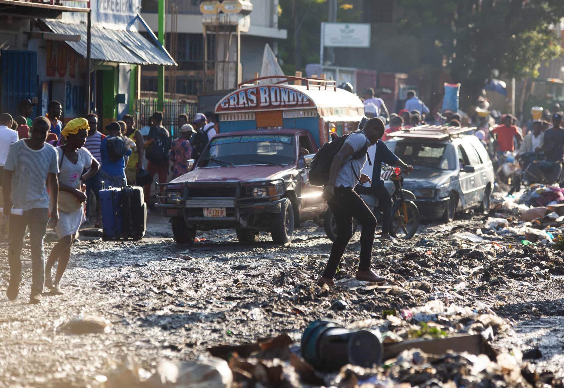 Foto de archivo de vehículos y personas transitando por una calle en Puerto Príncipe (Haití). EFE/ Mentor David Lorens