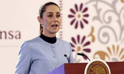 La presidenta de México, Claudia Sheinbaum, habla este jueves durante su conferencia de prensa matutina en Palacio Nacional de la Ciudad de México (México). EFE/José Méndez