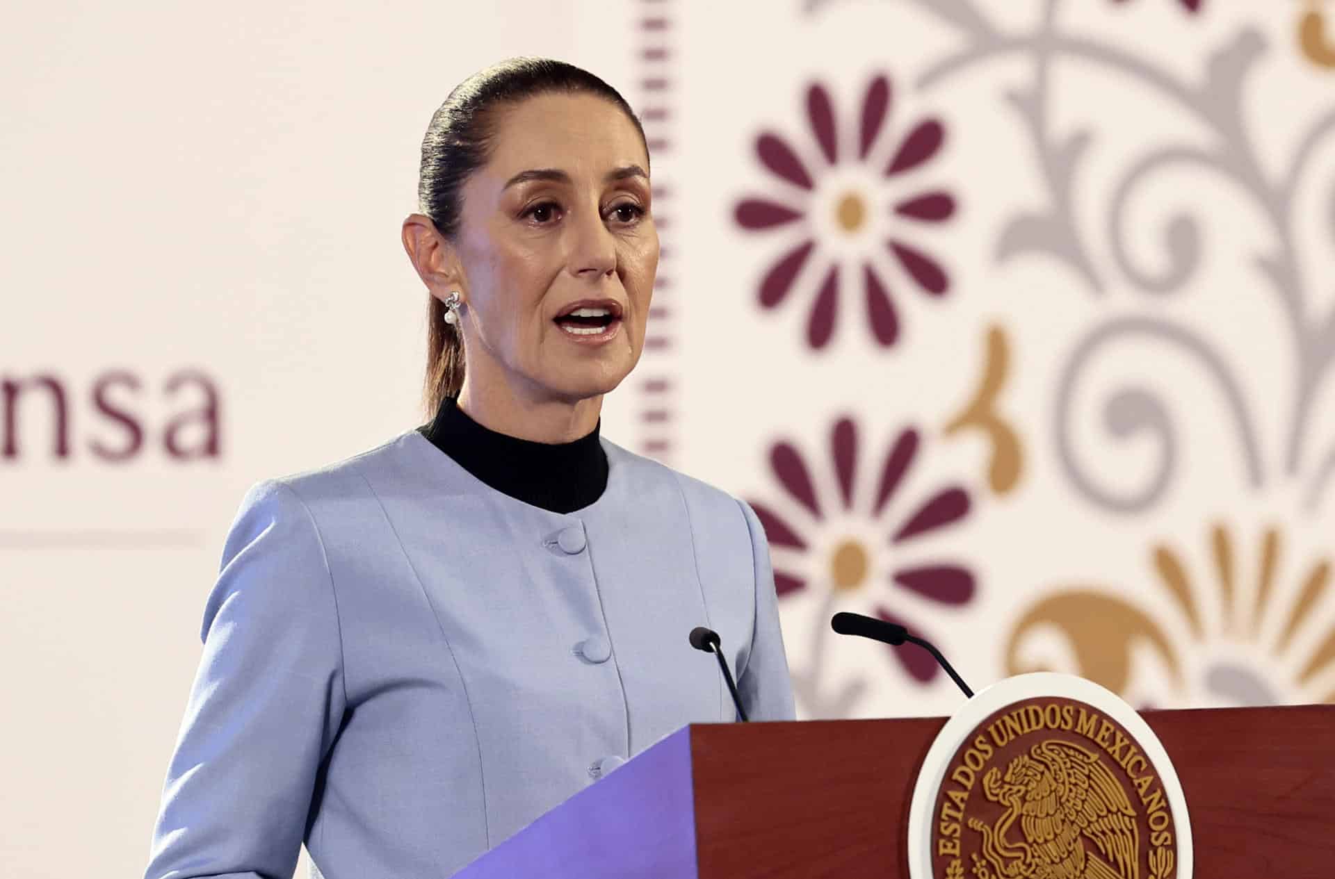 La presidenta de México, Claudia Sheinbaum, habla este jueves durante su conferencia de prensa matutina en Palacio Nacional de la Ciudad de México (México). EFE/José Méndez