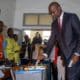 El candidato presidencial y secretario general del Frelimo, Daniel Francisco Chapo, emite su voto en un colegio electoral en Inhambane, Mozambique, el 9 de octubre de 2024. EFE/EPA/CRESPO CUAMBA