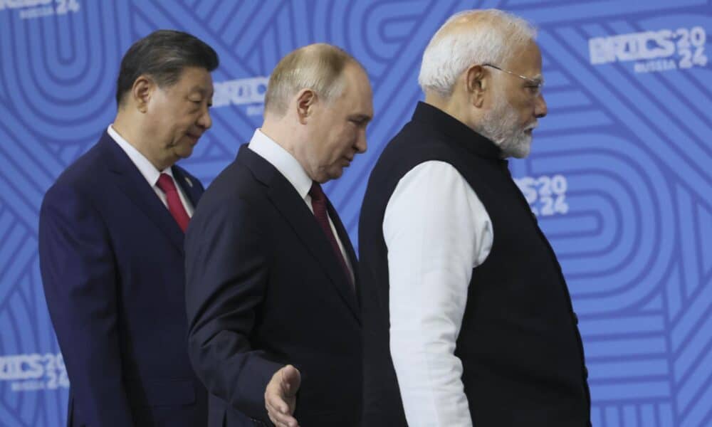 El presidente chino, Xi Jinping (izq.), el presidente ruso, Vladimir Putin (centro), y el primer ministro indio, Narendra Modi, ingresan a una sala para la foto familiar antes de una sesión plenaria de la Cumbre BRICS 2024 en Kazán, Rusia, el 23 de octubre de 2024. La cumbre BRICS tendrá lugar del 22 al 24 de octubre. (Rusia) EFE/EPA/MÁXIMO SHIPENKOV