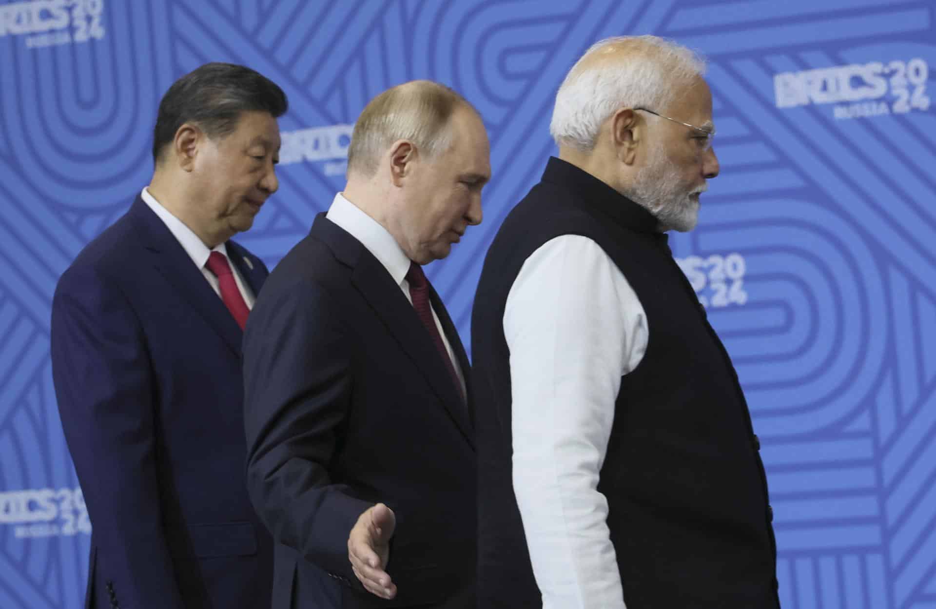 El presidente chino, Xi Jinping (izq.), el presidente ruso, Vladimir Putin (centro), y el primer ministro indio, Narendra Modi, ingresan a una sala para la foto familiar antes de una sesión plenaria de la Cumbre BRICS 2024 en Kazán, Rusia, el 23 de octubre de 2024. La cumbre BRICS tendrá lugar del 22 al 24 de octubre. (Rusia) EFE/EPA/MÁXIMO SHIPENKOV