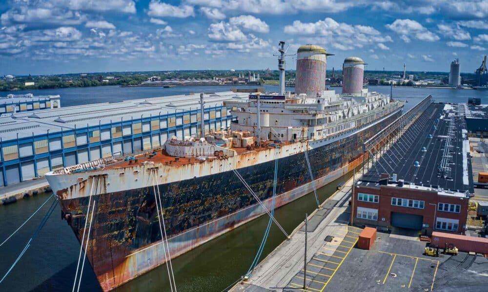 Fotografía cedida por el SS United States Conservancy donde se muestra el histórico transatlántico 'SS United States', considerado en su momento uno de los más modernos y veloces en cruzar el Atlántico y dado de baja en 1969, que puede convertirse en el arrecife artificial más grande del mundo en el fondo marino de la costa de Florida.EFE/SS United States Conservancy /SOLO USO EDITORIAL /NO VENTAS /SOLO DISPONIBLE PARA ILUSTRAR LA NOTICIA QUE ACOMPAÑA /CRÉDITO OBLIGATORIO