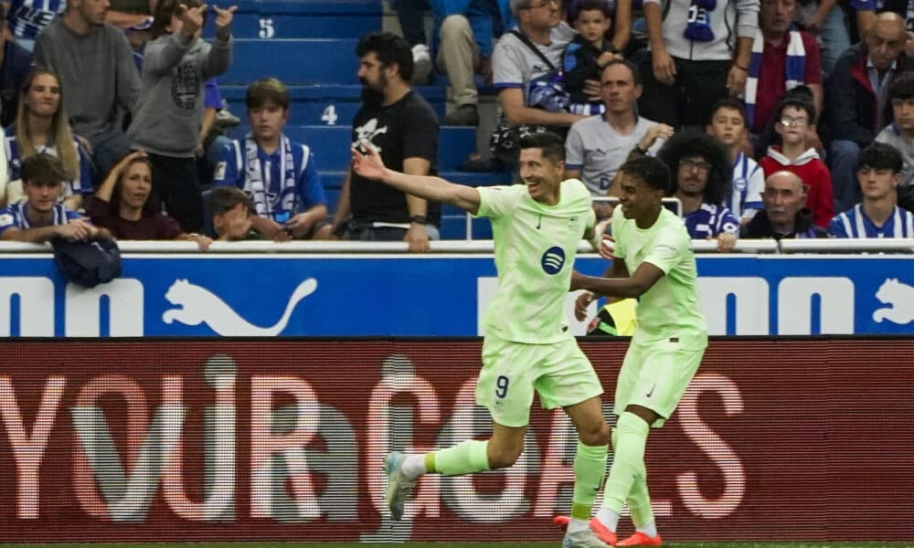 El delantero polaco del FC Barcelona Robert Lewandowski celebra con Lamine Yamal (d) el gol marcado ante el Alavés durante el partido de la novena jornada de Liga en el estadio de Mendizorrotza de Vitoria. EFE/L. Rico