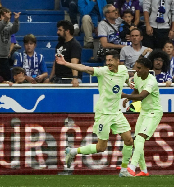 El delantero polaco del FC Barcelona Robert Lewandowski celebra con Lamine Yamal (d) el gol marcado ante el Alavés durante el partido de la novena jornada de Liga en el estadio de Mendizorrotza de Vitoria. EFE/L. Rico