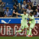 El delantero polaco del FC Barcelona Robert Lewandowski celebra con Lamine Yamal (d) el gol marcado ante el Alavés durante el partido de la novena jornada de Liga en el estadio de Mendizorrotza de Vitoria. EFE/L. Rico