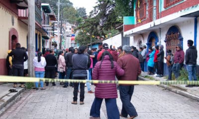 Personas se reúnen en la zona donde fue asesinado el sacerdote Marcelo Pérez Pérez, este domingo, en el municipio de San Cristóbal de las Casas en Chiapas (México). EFE/ Carlos López