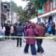 Personas se reúnen en la zona donde fue asesinado el sacerdote Marcelo Pérez Pérez, este domingo, en el municipio de San Cristóbal de las Casas en Chiapas (México). EFE/ Carlos López