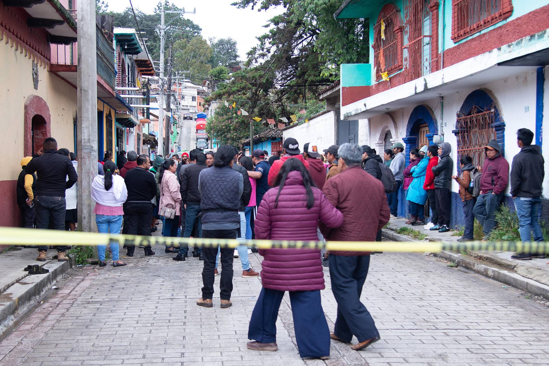 Personas se reúnen en la zona donde fue asesinado el sacerdote Marcelo Pérez Pérez, este domingo, en el municipio de San Cristóbal de las Casas en Chiapas (México). EFE/ Carlos López