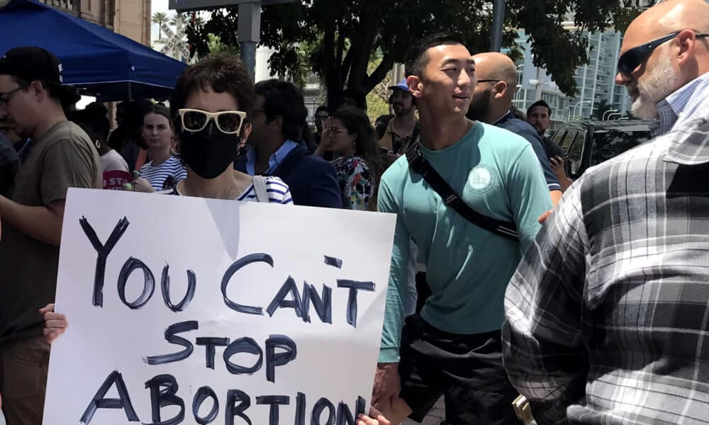 Fotografía de archivo de una mujer que sostiene una pancarta que dice en inglés "No puedes detener el aborto" durante un acto celebrado a las afueras de la llamada Torre de la Libertad en Miami, Florida (EE.UU.). EFE/Ana Mengotti